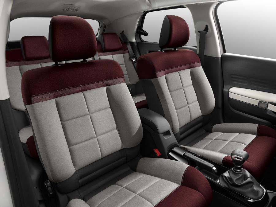 Интерьер Citroen C4 Cactus 2018 года  (WW) (фото 11 из 40)